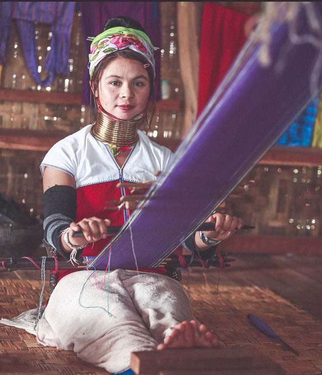 Những người phụ nữ cổ dài Kayan – thuộc dân tộc Padaung. Lý do họ có tên gọi cổ dài vì tục lệ lâu đời, đeo thật nhiều vòng cổ bằng đồng. Những người phụ nữ cổ dài Kayan – thuộc dân tộc Padaung. Lý do họ có tên gọi cổ dài vì tục lệ lâu đời, đeo thật nhiều vòng cổ bằng đồng.